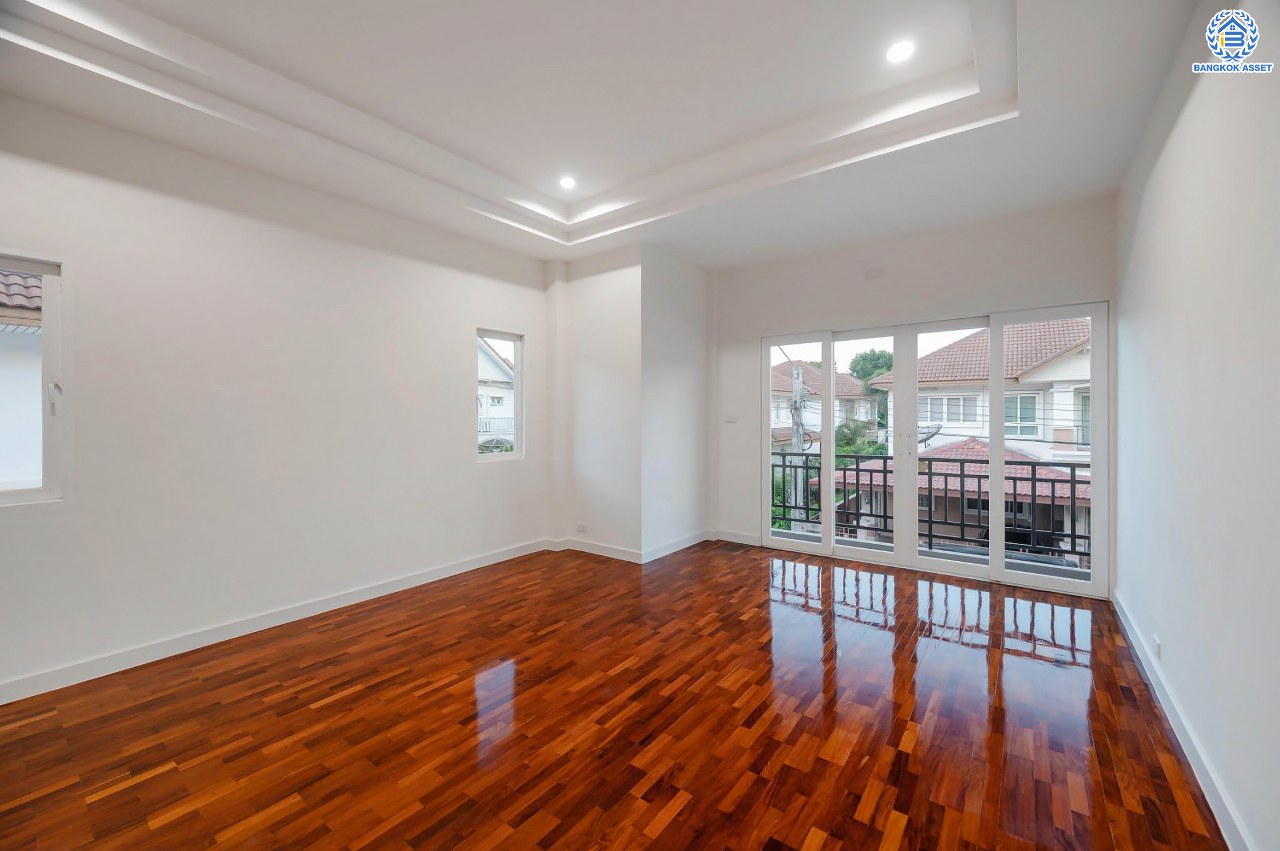 บ้านมือสองตกแต่งใหม่ โครงการ นนท์ณิชา พระนั่งเกล้า เนื้อที่กว้าง 67.5 ตร.ว. ฟังก์ชัน 3 ห้องนอน 3 ห้องน้ำ 1 ห้องอเนกประสงค์ 2 จอดรถ บนทำเลศักยภาพ ติดถนนรัตนาธิเบศร์ เชื่อมต่อถนนชัยพฤกษ์ ใกล้รถไฟฟ้าสายสีม่วง "สถานีไทรม้า" และจุดขึ้นทางด่วน "งามวงศ์วาน"